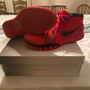 Nike Kyrie 1’s men’s size 11.5